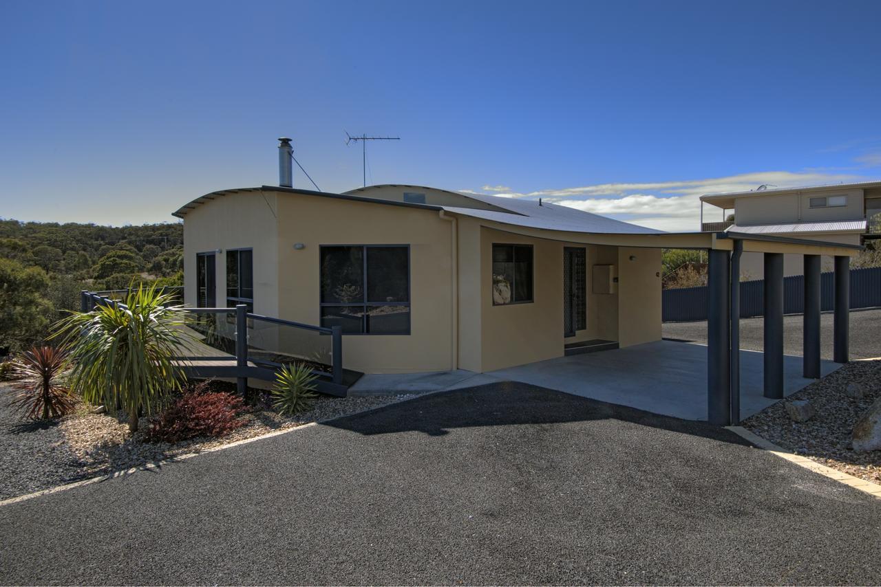 Holiday home Mayakitana ~ Overlooking The Golf Course Coles Bay